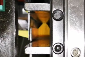 Quais são o princípio básico e o processo de produção da máquina de colar de mídia de filtro do tipo lâmina-faca?