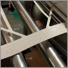 Linha de produção de filtros HVAC - Filtros de ar plissados com estrutura de papelão.